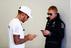 Valtteri Bottas, Mercedes AMG F1, Lewis Hamilton, Mercedes AMG F1, wear sunglasses and use their phones ahead of the race