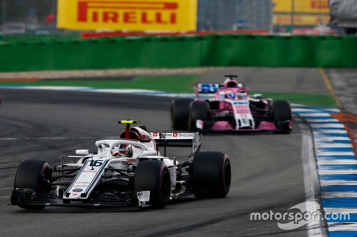 Charles Leclerc, Sauber C37, delante de Sergio Perez, Force India VJM11