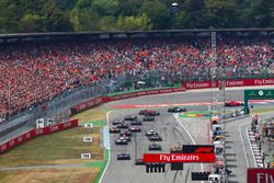 Start action, Sebastian Vettel, Ferrari SF71H, leads Valtteri Bottas, Mercedes AMG F1 W09, Kimi Raikkonen, Ferrari SF71H, Max Verstappen, Red Bull Racing RB14