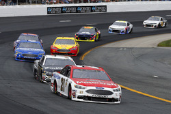 Paul Menard, Wood Brothers Racing, Ford Fusion Motorcraft / Quick Lane Tire & Auto Center e Aric Almirola, Stewart-Haas Racing, Ford Fusion Smithfield