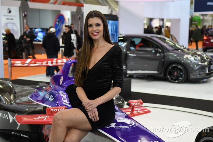 Las chicas en el Salón del Automóvil de Bolonia 2017