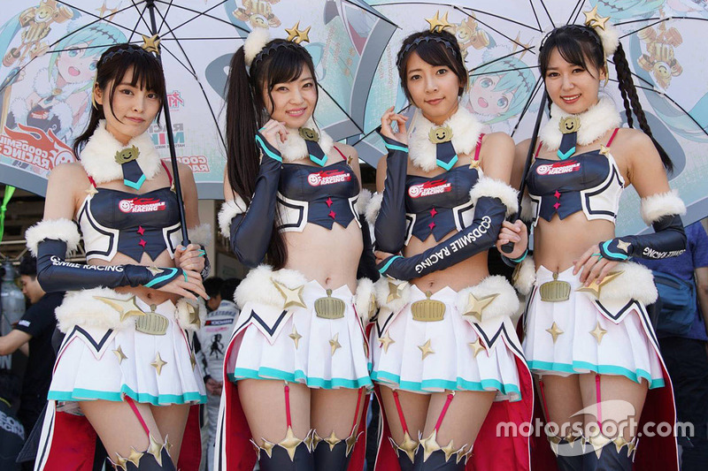 Дівчини команд GoodSmile Racing & Team Ukyo