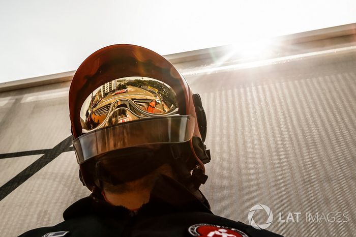 Sebastian Vettel, Ferrari SF71H reflejado en un casco de bombero