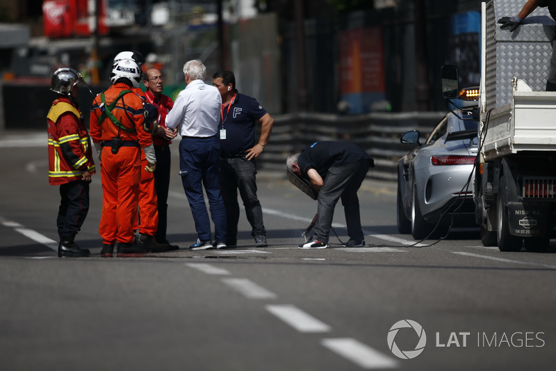 Charlie Whiting, FIA Delegate oversees drain repairs during FP2