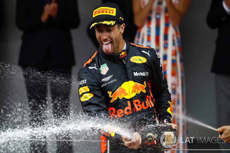 Podio: ganador de la carrera Daniel Ricciardo, Red Bull Racing
