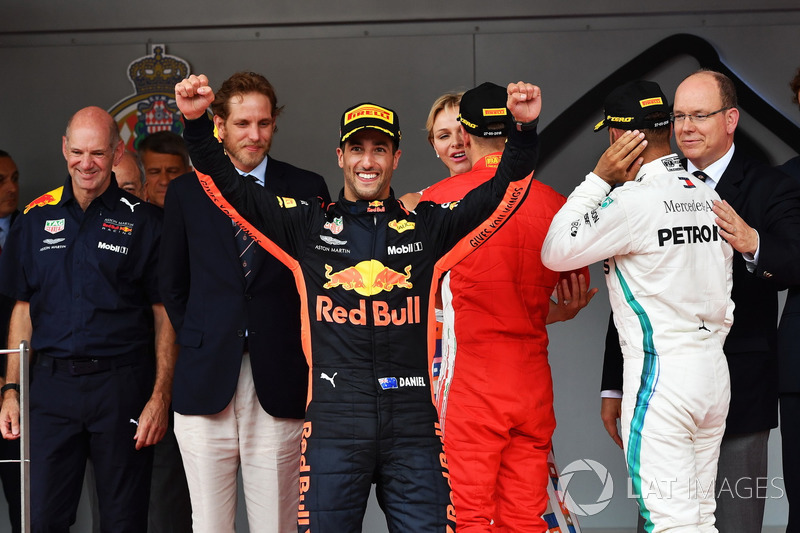 Le vainqueur Daniel Ricciardo, Red Bull Racing sur le podium