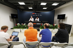 Charlie Whiting, Race Director, FIA, en Matteo Bonciani, FIA Media Delegate, geven een briefing aan verslaggevers, inclusief Adam Cooper tijdens een persconferentie