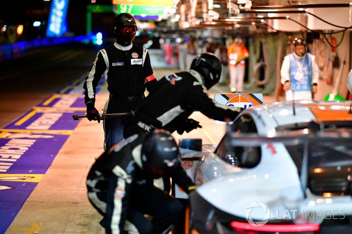 #86 Gulf Racing Porsche 911 RSR: Michael Wainwright, Benjamin Barker, Alex Davison, pit stop