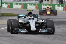 Valtteri Bottas, Mercedes AMG F1 W09, devant Max Verstappen, Red Bull Racing RB14