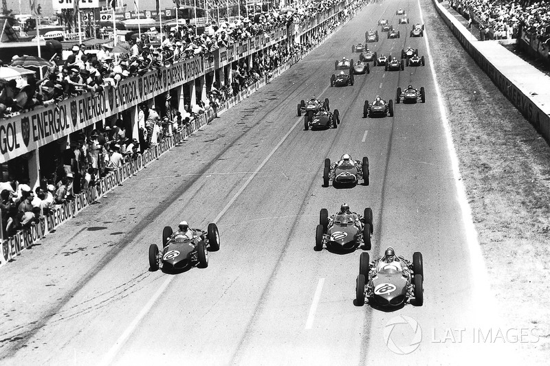 Richie Ginther devant Phil Hill, Wolfgang von Trips, Ferrari Dino 156, Stirling Moss, Lotus 18-Climax, Graham Hill, BRM P48/57-Climax, John Surtees, Cooper T53-Climax, Innes Ireland, Jim Clark, both Lotus 21-Climax, et Tony Brooks, BRM P48/57-Climax, au départ