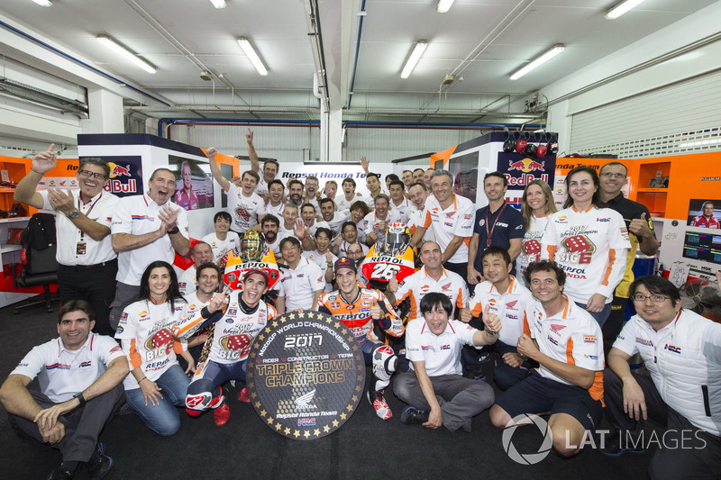 Campeón del mundo Marc Márquez, Repsol Honda Team, Dani Pedrosa, Repsol Honda Team con el equipo