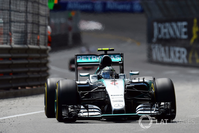 2015, no seco, a corrida teve um pouco menos de disputas, e Hamilton foi pego no contrapé com um erro: fez um pitstop no fim, retornou em terceiro e, mesmo com pneus mais novos, não conseguiu superar Vettel e Rosberg.