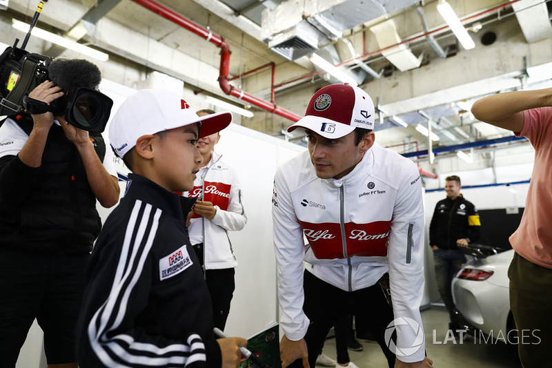 Charles Leclerc, Sauber, incontra un giovane tifoso