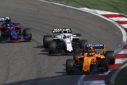 Stoffel Vandoorne, McLaren MCL33 Renault, Lance Stroll, Williams FW41 Mercedes, y Pierre Gasly, Toro Rosso STR13 Honda