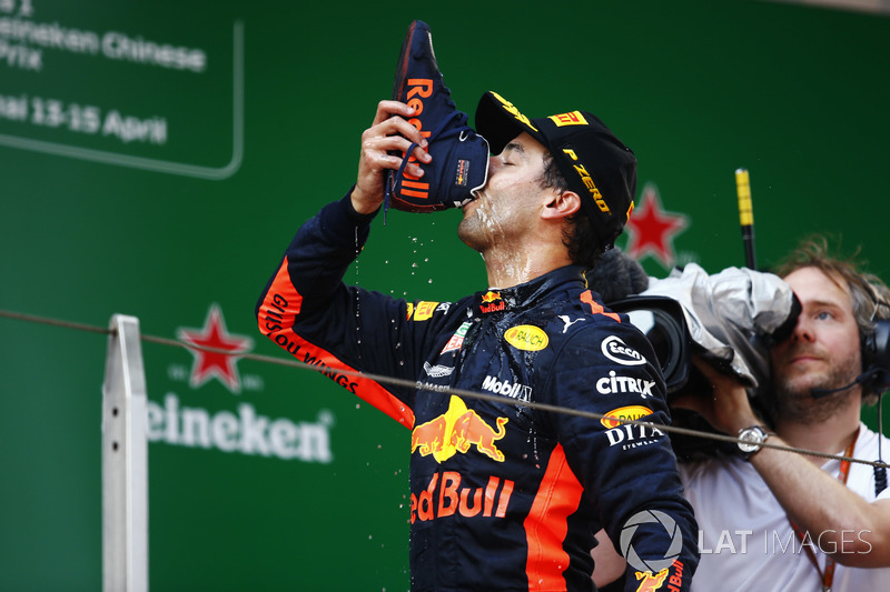 Daniel Ricciardo, Red Bull Racing, haciendo un "shoey" en el podio