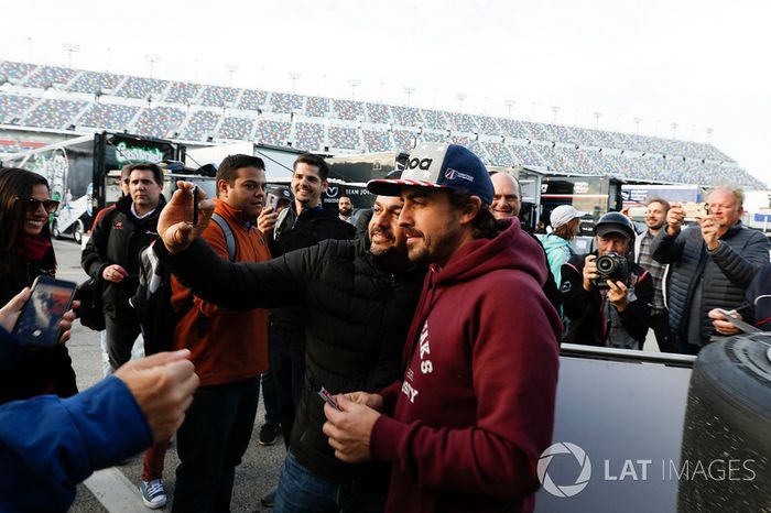 Fernando Alonso, United Autosports with fans