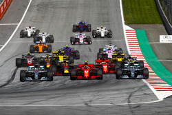 Lewis Hamilton, Mercedes AMG F1 W09, Valtteri Bottas, Mercedes AMG F1 W09, Kimi Raikkonen, Ferrari SF71H, Max Verstappen, Red Bull Racing RB14, Sebastian Vettel, Ferrari SF71H, Romain Grosjean, Haas F1 Team VF-18, the rest of the field at the start of the race
