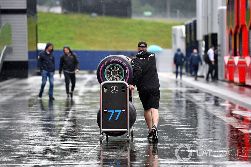 Механік Mercedes AMG F1