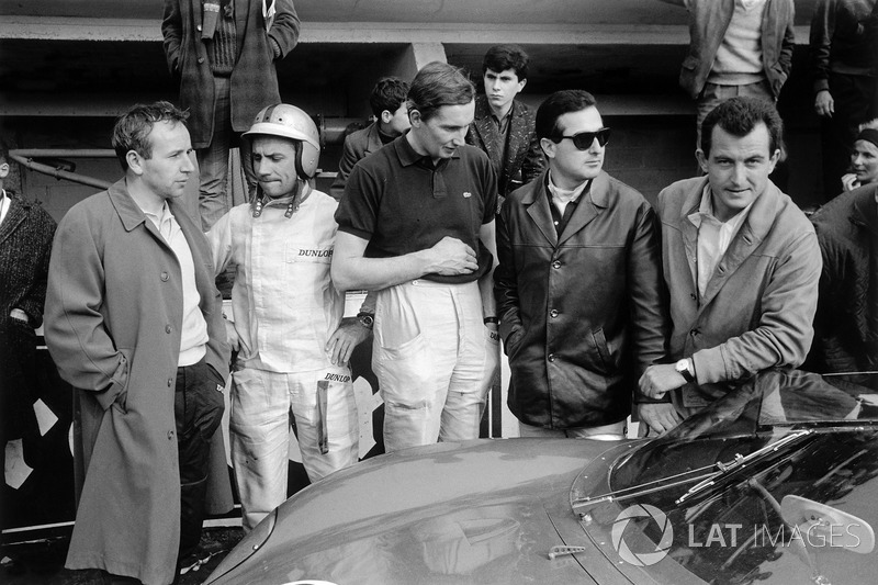 Les pilotes Ferrari au stand : John Surtees, Willy Mairesse, Michael Parkes, Lorenzo Bandini et Ludovico Scarfiotti