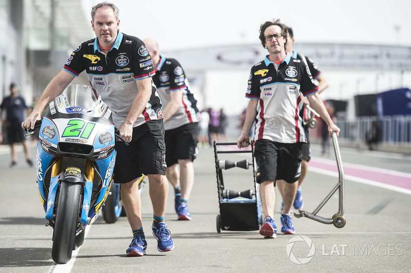 Matt spinge la moto di Morbidelli, Marc VDS Honda, alle verifiche
