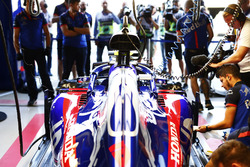 Ingegneri al lavoro sulla monoposto di Pierre Gasly, Toro Rosso STR13