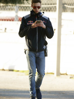 Daniil Kvyat, Scuderia Toro Rosso, en el paddock