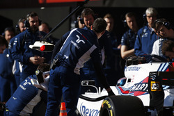 Сотрудники команды Williams и Лэнс Стролл, FW40