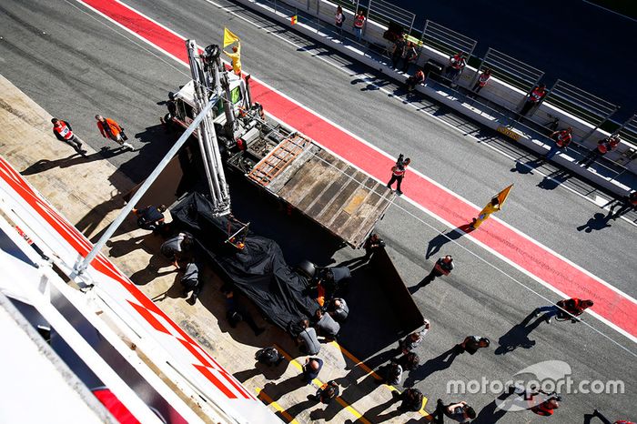 El McLaren MCL32 de Fernando Alonso vuelve al pitlane en un camión