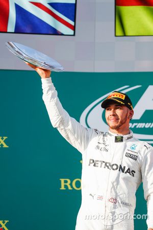 Lewis Hamilton, Mercedes AMG, con su trofeo