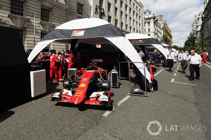 Ferrari set up their Ferrari SF70H