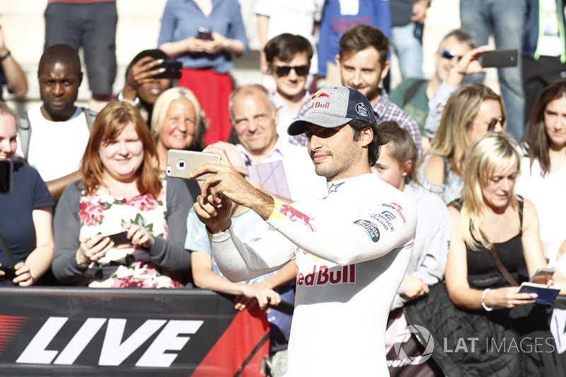 Carlos Sainz Jr., Scuderia Toro Rosso, takes a picture, the crowds