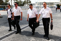 Stoffel Vandoorne, Eric Boullier, Zak Brown y Jonathan Neale