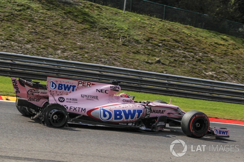 Sergio Pérez, Sahara Force India VJM10, con un neumático trasero dañado