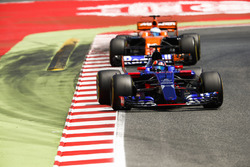 Daniil Kvyat, Scuderia Toro Rosso STR12, Fernando Alonso, McLaren MCL32