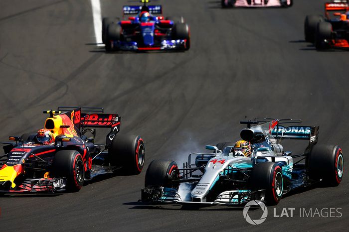 Hamilton tentou atacar o holandês, mas não conseguiu consolidar a ultrapassagem. 