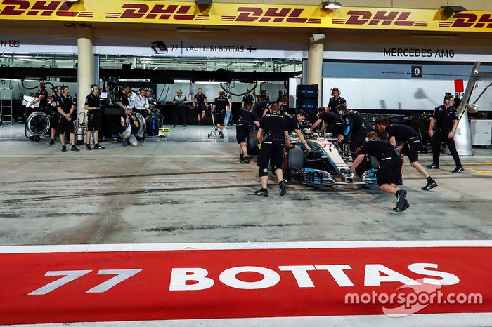 Valtteri Bottas, Mercedes AMG F1 W08, regresa a pits