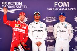 Ganador de la pole Lewis Hamilton, Mercedes AMG F1, segundo puesto, Sebastian Vettel, Ferrari, terce