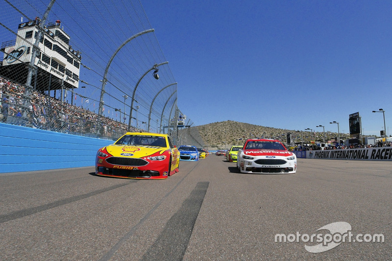 3. Joey Logano, Team Penske Ford and Ryan Blaney, Wood Brothers Racing Ford lidera el campo al inicio de la carrera