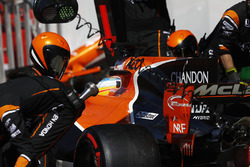 Fernando Alonso, McLaren MCL32, au stand