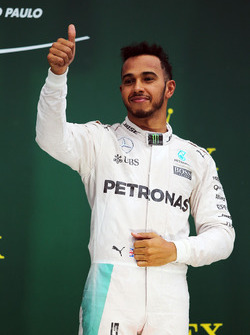 Переможець гонки Льюїс Хемілтон, Mercedes AMG F1 святкує на подіумі