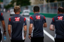 Kevin Magnussen, Haas F1 Team VF-17 camina por el circuito con el equipo