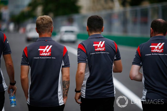 Kevin Magnussen, Haas F1 Team VF-17 camina por el circuito con el equipo