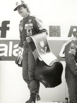 Imposanter Pokal – Keke Rosberg bekam als Sieger des GP Schweiz auf dem Podium eine beeindruckend grosse Kuhglocke überreicht
