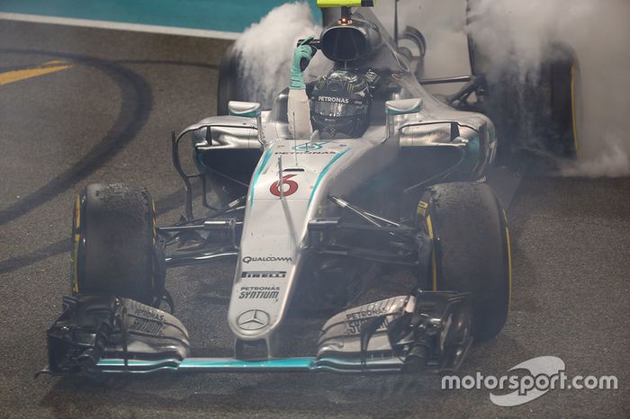 Segundo lugar a Nico Rosberg de Mercedes AMG F1 W07 celebra su campeonato del mundo al final de la carrera