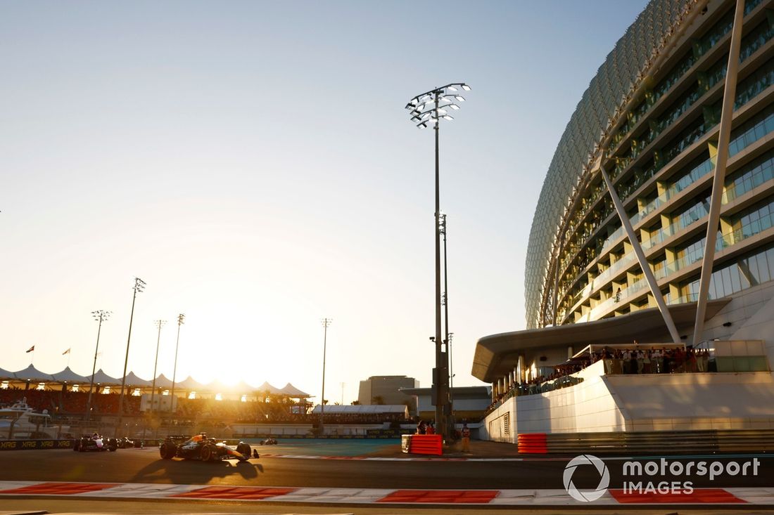 Max Verstappen, Red Bull Racing RB20, Pierre Gasly, Alpine A524, en la vuelta de formación.