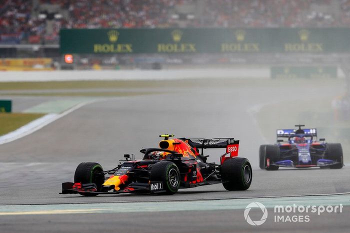 Pierre Gasly, Red Bull Racing RB15, lidera Daniil Kvyat, Toro Rosso STR14