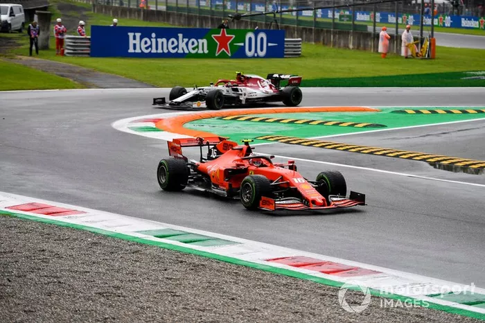 Charles Leclerc, Ferrari SF90, precede Antonio Giovinazzi, Alfa Romeo Racing C38