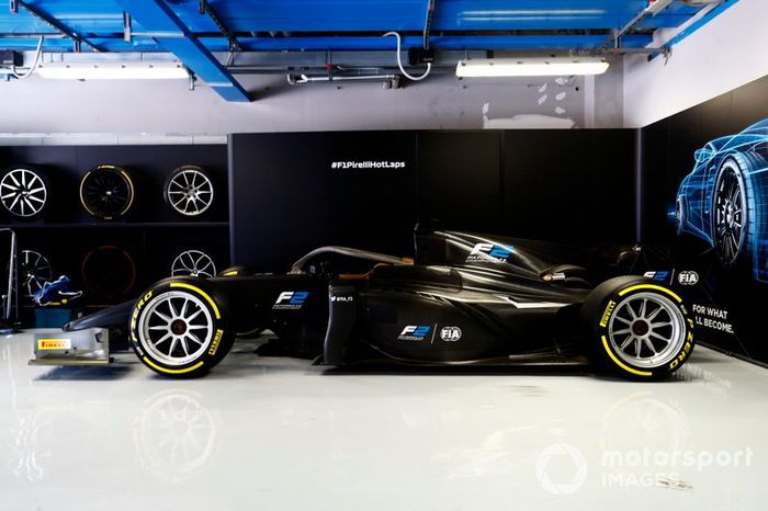 Jean Alesi prueba los nuevos neumáticos Pirelli de 18 pulgadas para las próximas temporada de F2 