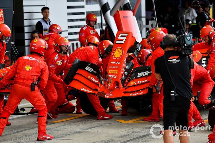 Sebastian Vettel, Ferrari SF90 pit stop para el cambio de alerón delantero después del contacto con Max Verstappen, Red Bull Racing RB15 