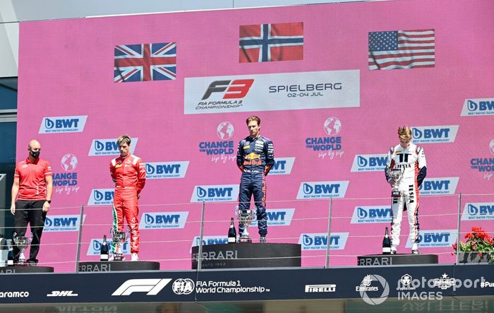 Ganador Dennis Hauger, Prema Racing, segundo lugar Olli Caldwell, Prema Racing, tercer lugar Logan Sargeant, Charouz Racing System 